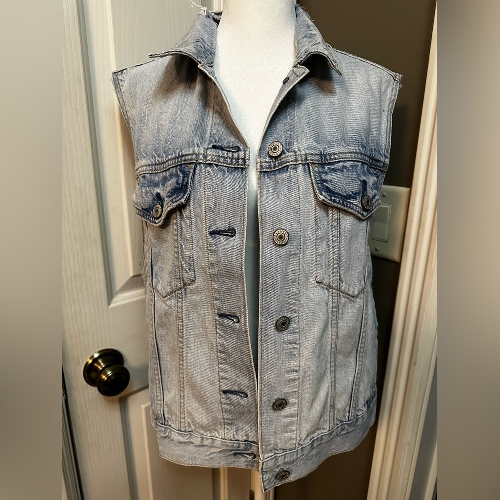American Eagle Distressed Denim Vest with pockets! Medium M